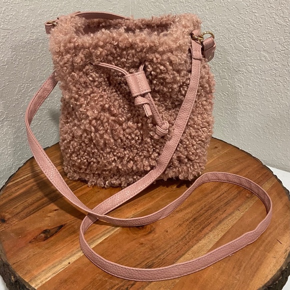 Icing Handbags - Sherpa Bucket Crossbody Bag